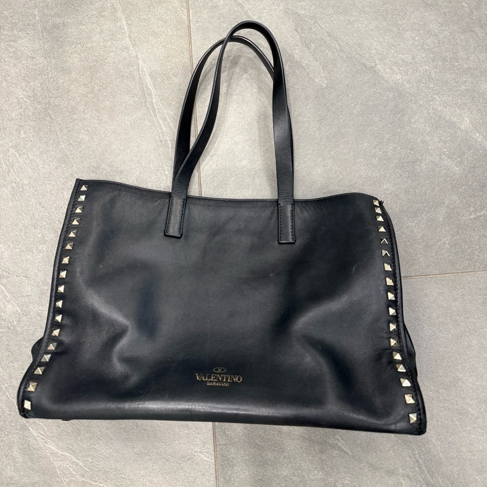 Valentino Rockstud Shopper black lambskin leather tote bag w/ gold rockstuds - Picture 2 of 16